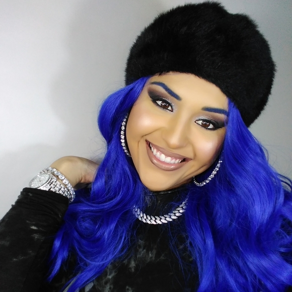 Clothes & Accessories - Picture 3 of 7